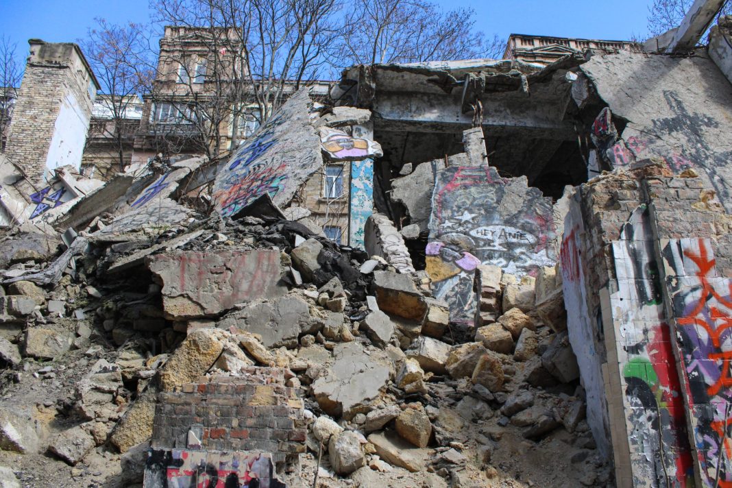 земетресение развалини руини